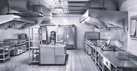 Cocina profesional equipada con mobiliario de acero inoxidable a medida