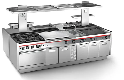 Línea de cocción industrial con fogones, plancha y freidora de acero inoxidable