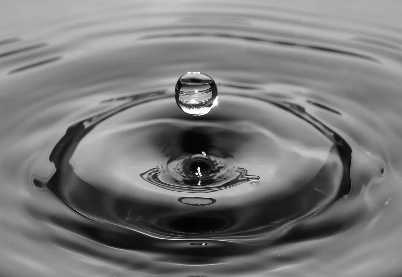 Gota de agua cayendo sobre una superficie de agua