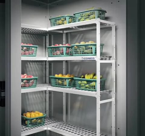 Cámara frigorífica industrial con estanterías y producto almacenado
